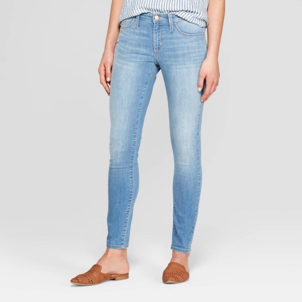 Universal Thread Medium/Light Wash Skinny Jean 6